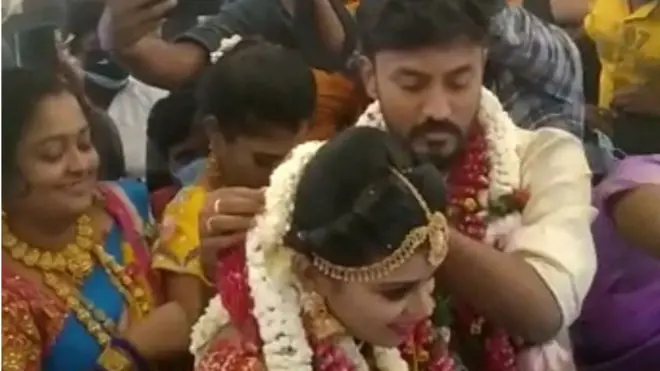 සමාජ මාධ්‍යවල පළ කරන ලද වීඩියෝ දර්ශන මගින් පෙනෙන්නේ අදාළ යුවළ සහ ඔවුන්ගේ අමුත්තන් කුලී පදනම මත ලබා ගත් ජෙට් යානය තුළ තෙරපෙමින් සිටින බවය.