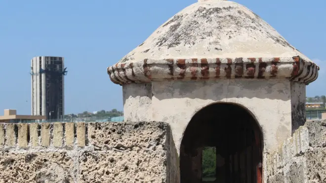 Muralla y torre Aquarela de fondo.