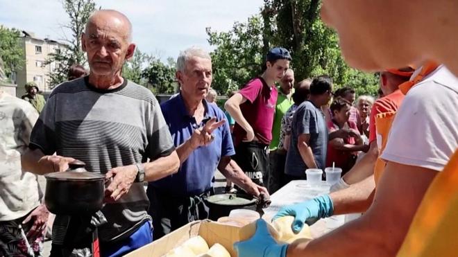 Полицейские эвакуировали пожилых супругов из Красногоровки, где ведутся бои (видео)