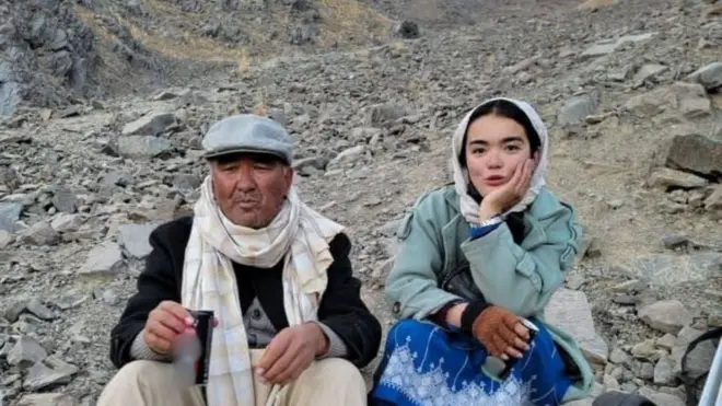 شمامه و پدرش در دامه یک کوه نشسته است 
