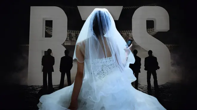 BTS 넷플릭스 공연 포스터 앞으로 웨딩드레스를 입은 여성이 앉아 있다