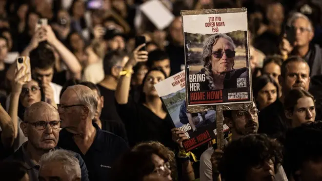 ภาพประท้วงเรียกร้องให้ปล่อยตัวผู้ที่ถูกลักพาตัวโดยกลุ่มฮามาส