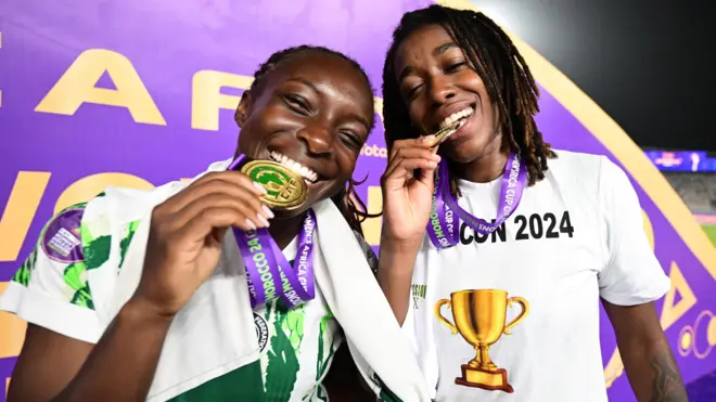 Michelle Alozie et Jennifer Echegini posent avec leur médaille, à la Coupe d'Afrique des nations féminine.