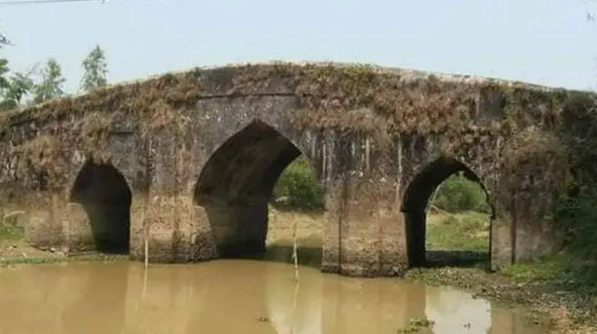 দেওয়ানের পুল নামের সেতুটির বয়স প্রায় তিনশো বছর বলে স্থানীয়রা দাবি করছেন