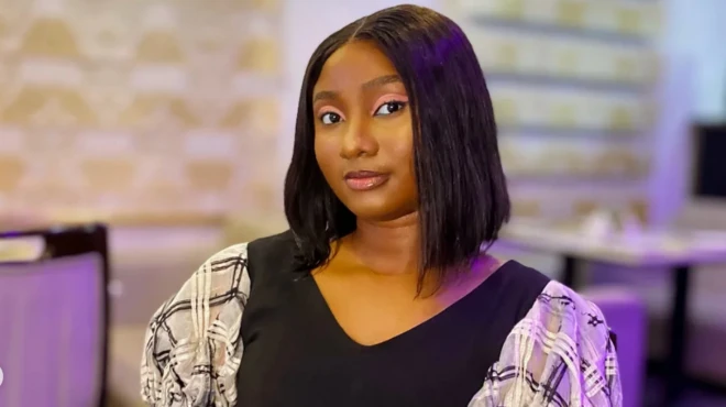 Lady wey open her eyes wit wig on her head