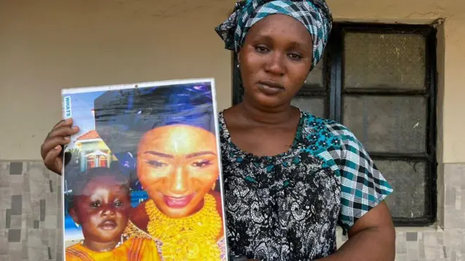 Mama wit poster of one pikin