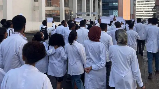 ተቃውሟቸውን እየገለፁ ያሉ የሕክምና ባለሙያዎች