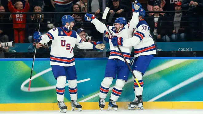 Первую шайбу за сборную США в полуфинале забил Дилан Ларкин (в центре)