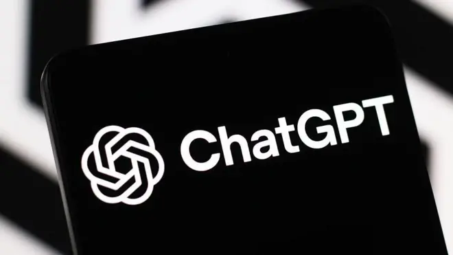O logotipo preto e branco do ChatGPT na tela de um celular.