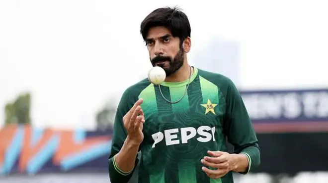 අඩි හයයි අඟල් එකක උසකින් යුතු පාකිස්ථාන දඟ පන්දු යවන්නෙකු වන උස්මාන් තාරික්