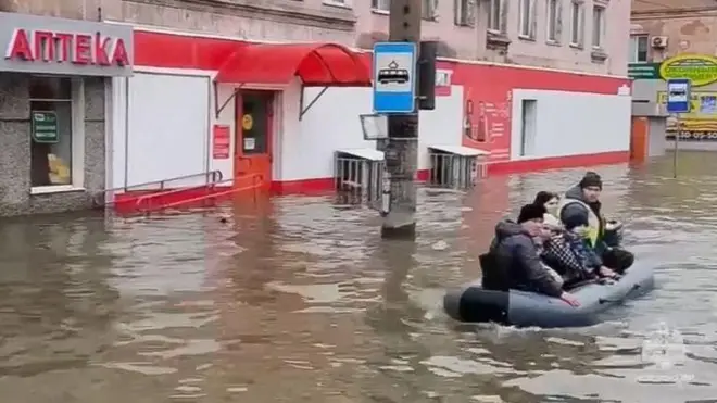 «Уезжайте прямо сейчас». Что происходит в Оренбуржье и других регионах России из-за наводнения