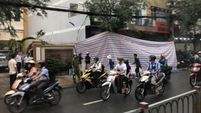 Tấm bạt che phủ mặt tiền của Trụ sở Công an phường 12, TP HCM hôm 20/6 sau vụ nổ.