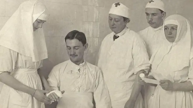 رغم اعتقالها في بداية حياتها على خلفية المشاركة في احتجاجات نظمتها إحدى الفصائل اليسارية، إلا أن غيدرويتس عملت لاحقا مع العائلة الملكية. وتظهر في هذه الصورة مع الدوقة الكبرى تاتيانا