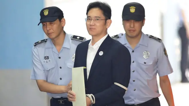 Samsung'un veliahtı Lee Jae-yong elleri bağlı mahkemeye görütülürken