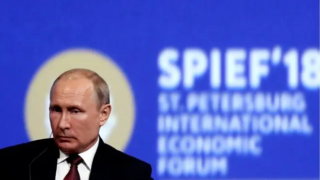 Путин впервые посетил ПМЭФ в качестве президента в 2005 году