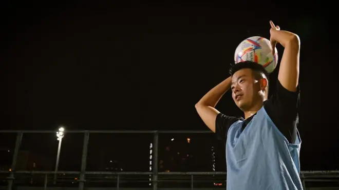 香港的一名跨性别男性埃默里（Emery Fung）参加足球训练