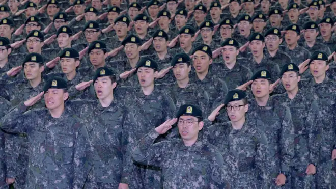 논산 육군훈련소에서 훈련병들이 경례를 하고 있다