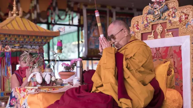 Pemerintah Beijing menganggap Dalai Lama memperjuangan kemerdekaan Tibet dari tempat pengasingannya.