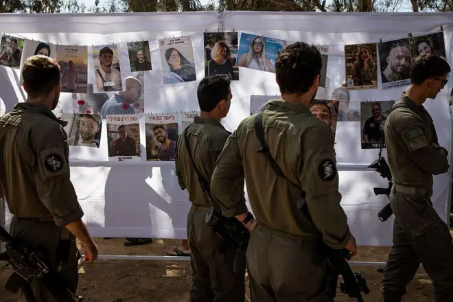 في ذكرى مرور عامين على الهجوم الذي شنته حماس على إسرائيل وبدء الحملة العسكرية الإسرائيلية على غزة جنود إسرائيليون يلقون نظرة على صور لضحايا الهجوم الذي استهدف مهرجان نوفا جنوب إسرائيل في ذلك الوقت.