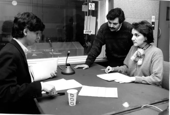 کسرا ناجی (چپ)، باقر معین و معصومه طرفه در دفتر رادیوی بی‌بی‌سی فارسی در بوش هاوس، لندن