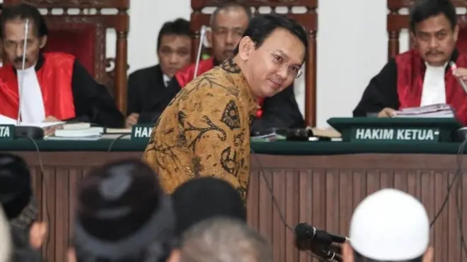 Gubernur Jakarta Basuki Tjahaja Purnama alias Ahok, saat persidangan sebelumnya. Ia kukuh tudingan para penentangnya -dan dakwaan jaksa, yang menyembutnya menodai agama.