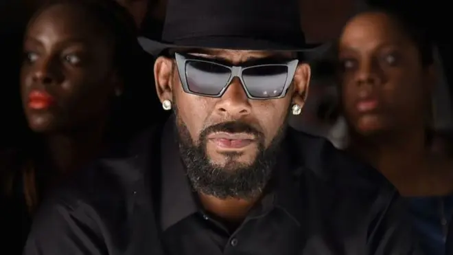 R Kelly umuririmvyi w'indirimbo zo mu bwoko bwa R&B ategerezwa gutanga ingwati y'umuliyoni