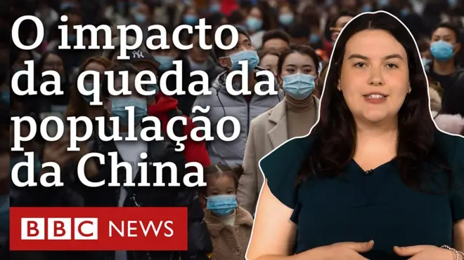 Multidão de chineses com máscara facial