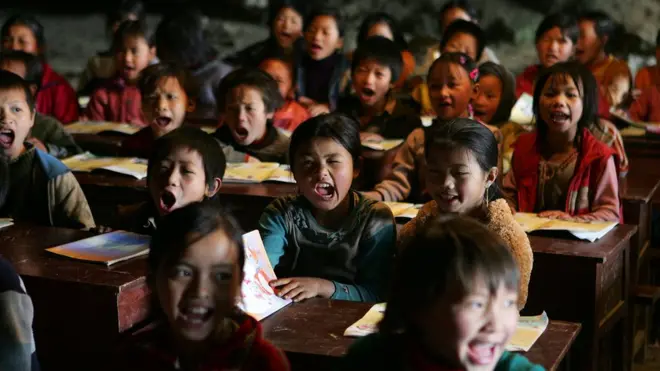 أطفال في فصل دراسي متواضع الإمكانات