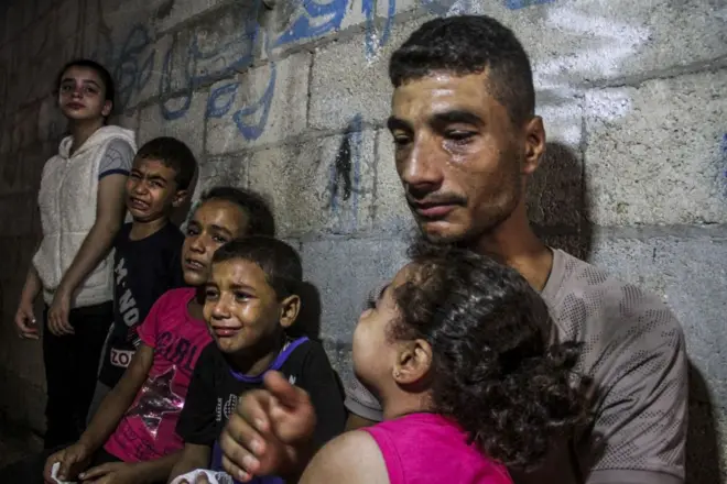 يعيش الفلسطينيون في غزة أوضاعا إنسانية صعبة للغاية