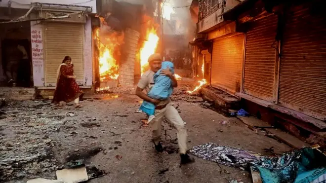 ढाई साल की बच्ची पीहू को बचाकर बाहर निकालते पुलिसकर्मी नेत्रेश शर्मा