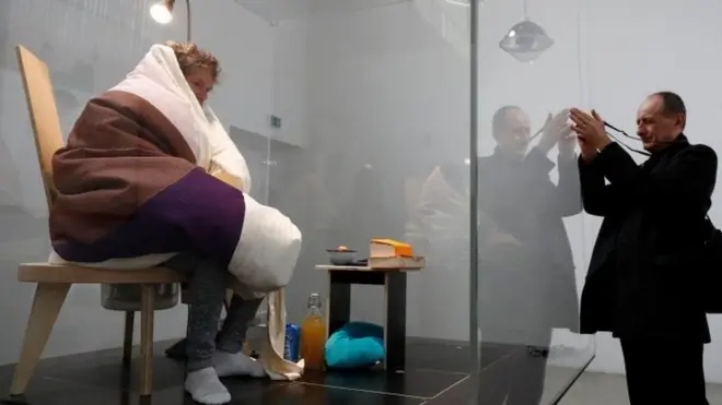 Курячі яйця - під стільцем