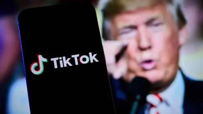 TikTok на телефоне на фоне Трампа