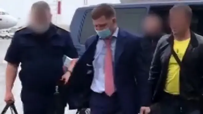 После задержания Фургала (в центре) доставили в аэропорт, чтобы отправить в Москву