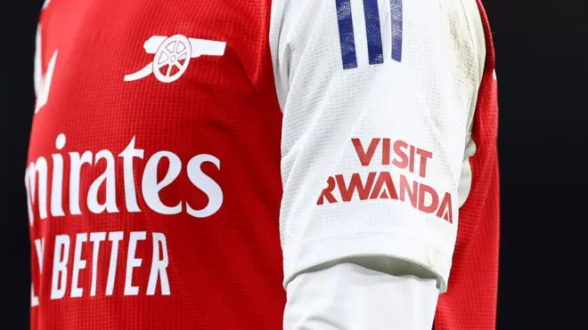 Agapira ka Arsenal kariko ikirango ca 'Visit Rwanda' ku kuboko kw'i bubamfu