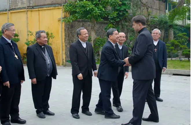 Các đại diện Tòa Tổng Giám mục Hà Nội chào đón Tổng Giám mục Marek Zalewski, đại diện thường trú đầu tiên của Vatican tại Việt Nam sau năm 1975, tại Hà Nội, hôm 31/1/2024