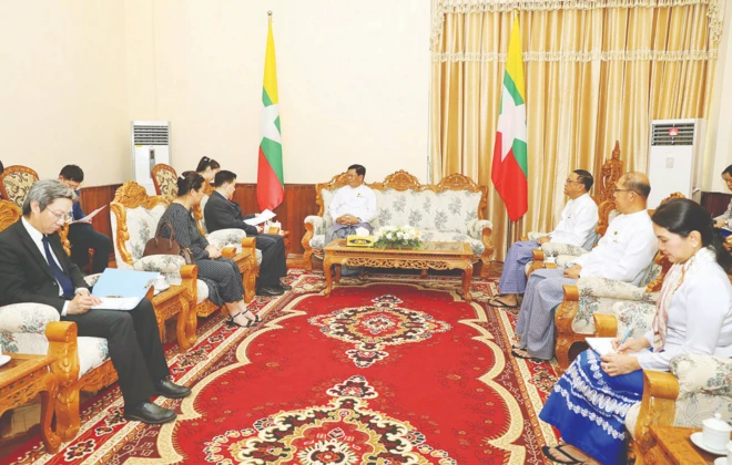 စစ်ကော်မရှင် နိုင်ငံခြားရေးဝန်ကြီးနဲ့ တရုတ်ရဲ့ အာရှရေးရာ အထူးကိုယ်စားလှယ် မစ္စတာ တိန့်ရွှီကျွင်းတို့ မနေ့က တွေ့ဆုံတဲ့မြင်ကွင်း