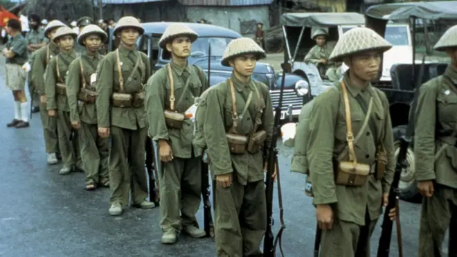 Tác giả nhắc lại thời kỳ lý tưởng cao của 'anh bộ đội Cụ Hồ' - hình chụp bộ đội cộng sản về tiếp quản Hà Nội sau khi Pháp thua trận ở Điện Biên Phủ năm 1954