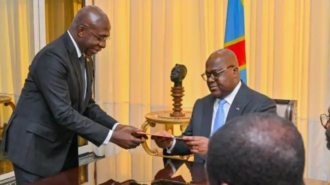 Téte Antonio (ibumoso) ashyikiriza Perezida Tshisekedi ubutumwa bwa mugenzi we Lourenço wa Angola