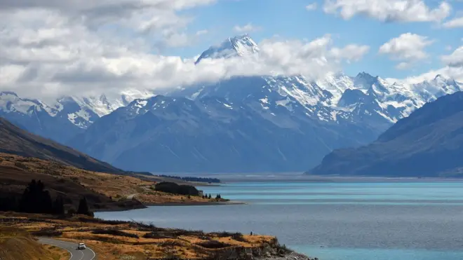 Gunung tertinggi di Selandia Baru, Gunung Cook juga dikenal dengan nama Maori, Gunung Aoraki.