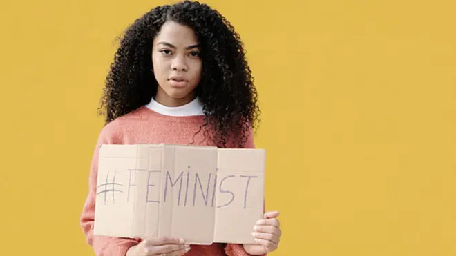 Femme tenant une pancarte