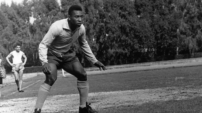 গোলরক্ষকও হিসেবেও খেলেছেন পেলে।