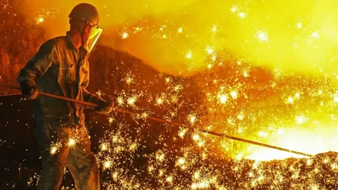 火星四濺的鍊鋼場景