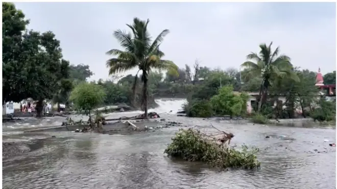 बारामती तालुक्यातील मुसळधार पावसानं निरा डावा कालवा फुटला असून कालव्याचे पाणी नागरिकांच्या घरात आणि शेतात शिरुन मोठा फटका बसला आहे.