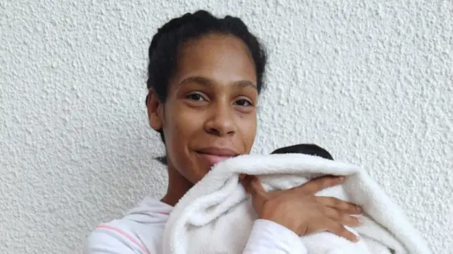 Johandri Pacheco con su hija Mía