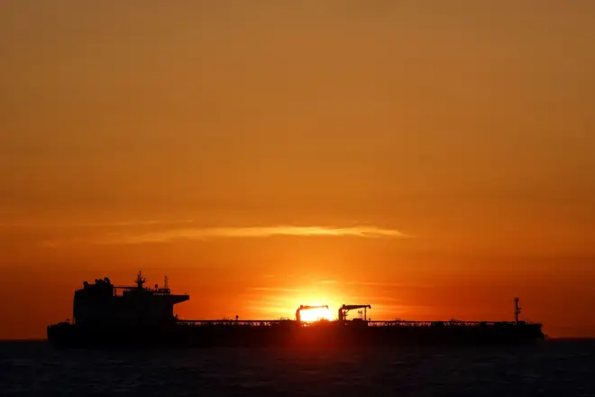 یک نفتکش در غروب آفتاد 