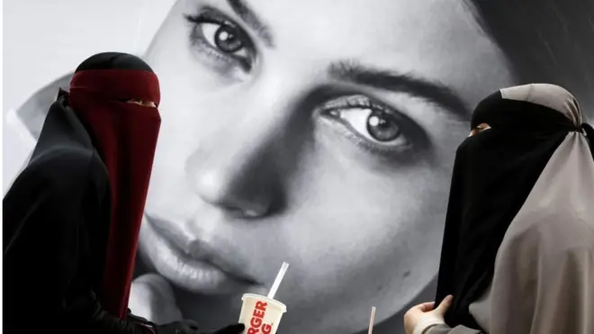 منتقبتان في أحد المتاجر بالقرب من مدينة كوبنهاغن الدنماركية (19 يوليو/تموز، 2018)