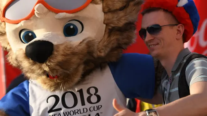 Aficionados con la mascota de Rusia 2018