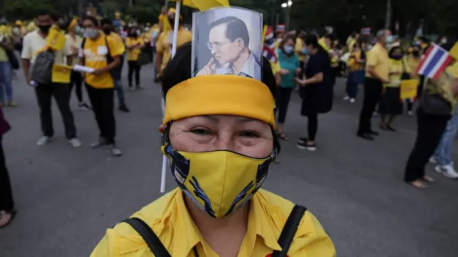 มวลชน "เสื้อเหลือง"