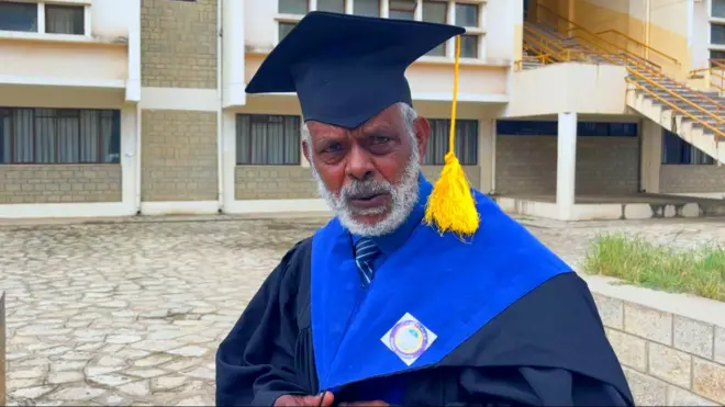 መምህር ታደሰ ቢተውልኝ፡ ኣብዚ ዓመት ካብ ዩኒቨርሲቲ መቐለ ብሶስዮሎጂ ኣብ 70 ዓመቱ ብኻልኣይ ዲግሪ ተመሪቑ