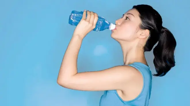 Дівчина п'є воду